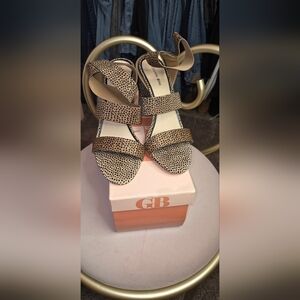 Gianni Bini Women's Tan and Black Sandals